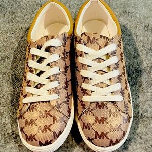 New with out tag Michael Kors Tenis Shoes